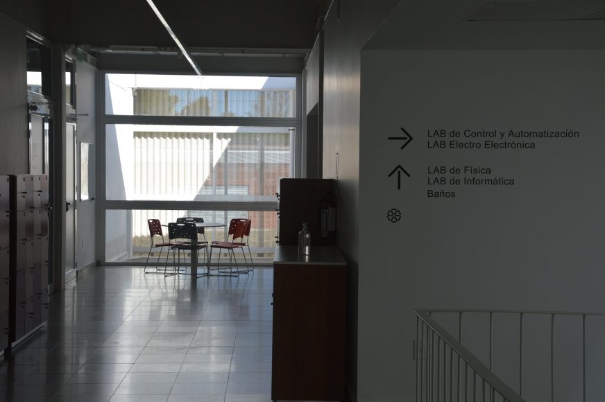 Tercer piso, pasillo que une el laboratorio de mecatrónica y los laboratorios de física e informática. Foto: Juan Vique.
