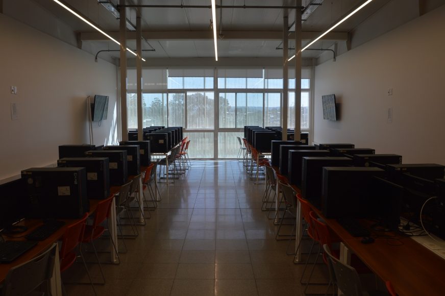 El salon del posgrado en Robótica e Inteligencia Artificial cuenta con 30 máquinas, una por estudiante. Foto: Juan Vique.
