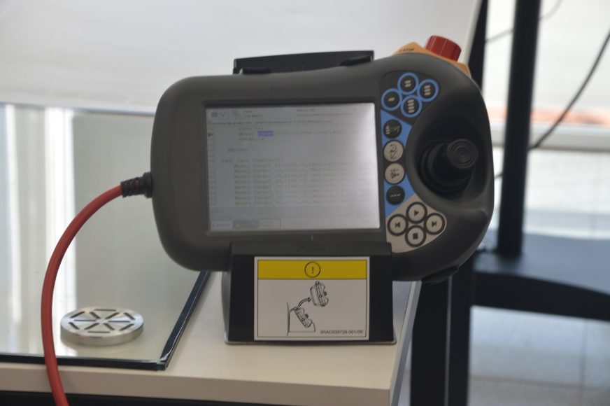 Control del brazo robótico para automatización de procesos industriales disponible en el Laboratorio de Mecatrónica. Foto: Juan Vique.
